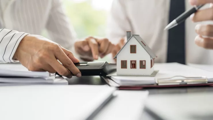 Dos personas hacen un presupuesto para el pago de la vivienda.