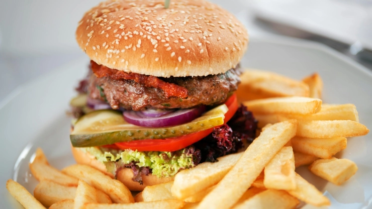 Esta será la multa por vender comida chatarra en escuelas de México en 2025