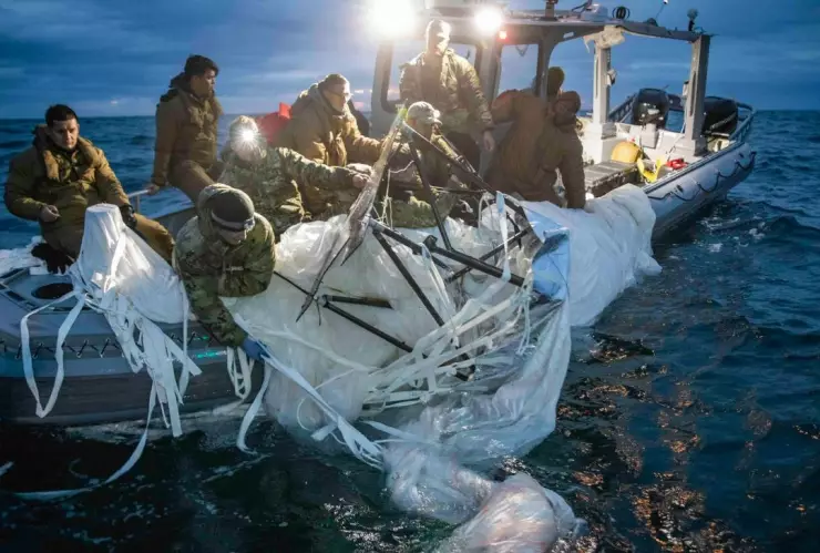 EUA recupera restos de globo espía chino; Pekín afirma que es es un artefacto científico