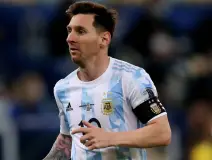 Lionel Messi fue interceptado por un espontáneo durante el Argentina vs Jamaica