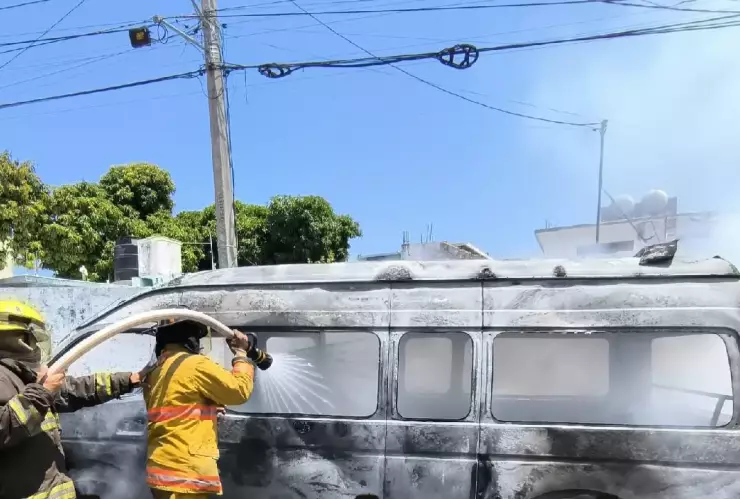 Urvan incendiada en Acapulco.jpg