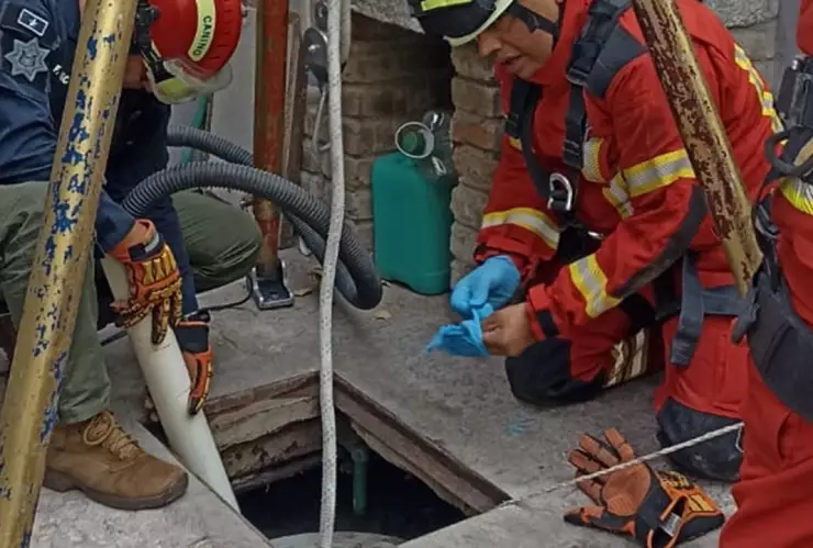 Rescatan inconsciente a un hombre de la cisterna de una casa en la 4 Norte en Puebla
