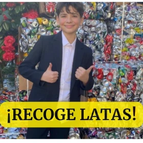 Niño recoge latas