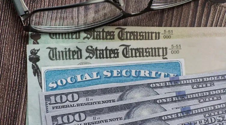 una imagen del seguro social junto a dinero y unos lentes