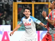 Hirving Lozano celebra su gol con el Napoli