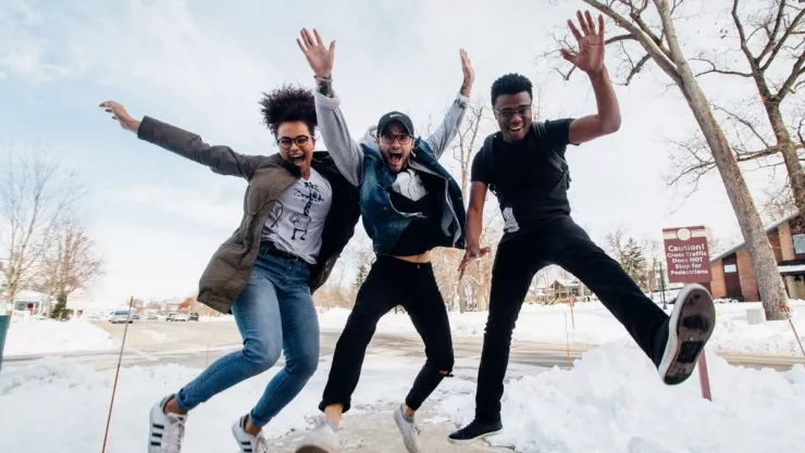 Lo castiga el karma tras burlarse de la ca&iacute;da de su amigo. (VIDEO)
