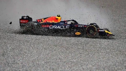 Checo Pérez abandona el Gran Premio de Austria tras choque