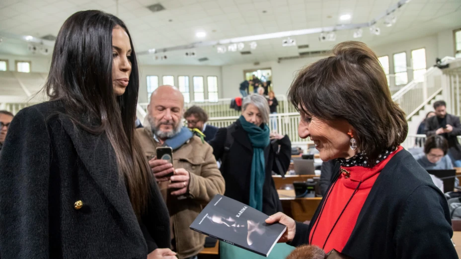 Karima el Mahroug (izquierda), acusada por manipulación testigos