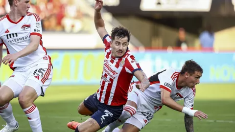 Alan Mozo cayéndose en la derrota de Chivas vs San José en la Leagues Cup 2024