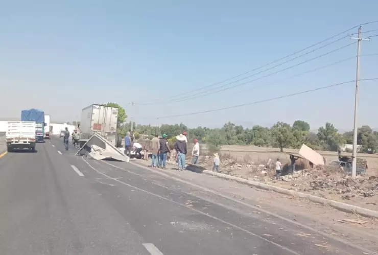 Vuelca tráiler en la Puebla-Orizaba