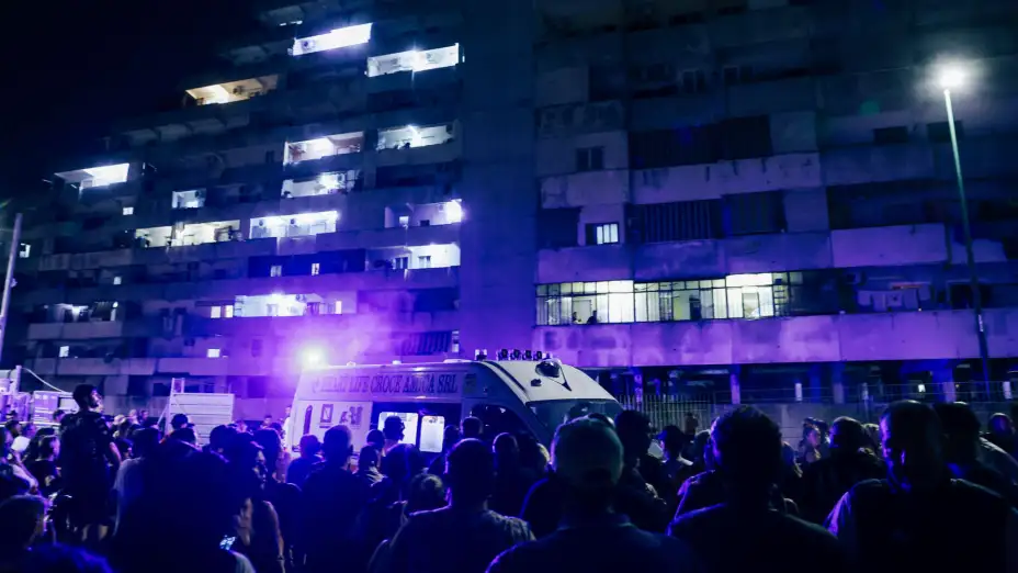 Edificio donde se desplomó una pasarela peatonal en Italia.