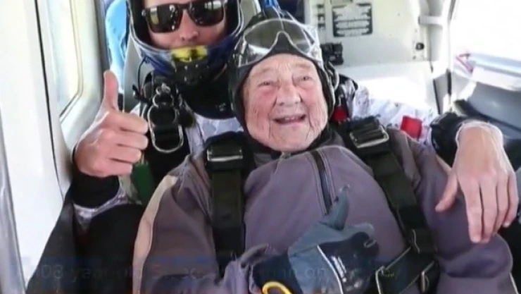 Abuelita récord mundial paracaídas