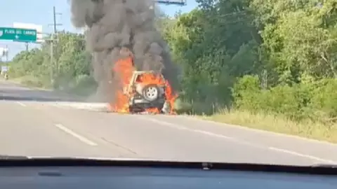 ¡Precaución! Auto se incendia en carretera de Tulum hacía Playa del Carmen
