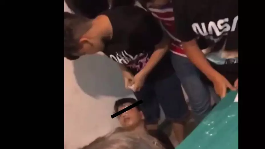 Video Niño finge desmayo en su cumpleaños, mamá lo golpea