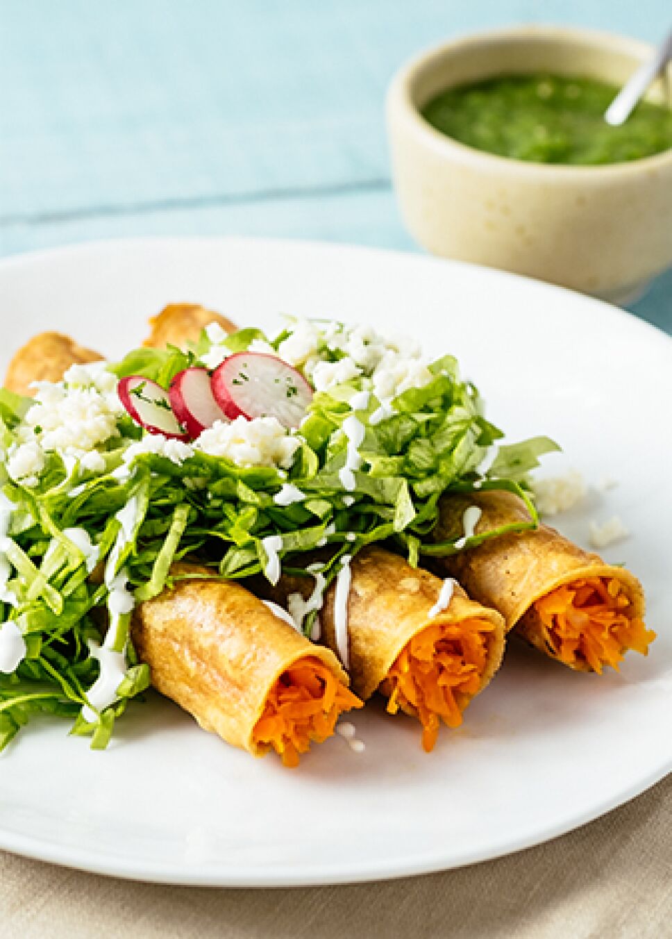 Tacos dorados de zanahoria y requesón