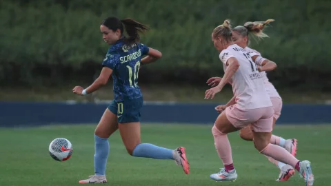 Scarlett Camberos con América ante el Angel City.jpg