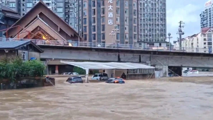 Autos arrastrados por inundaciones en China