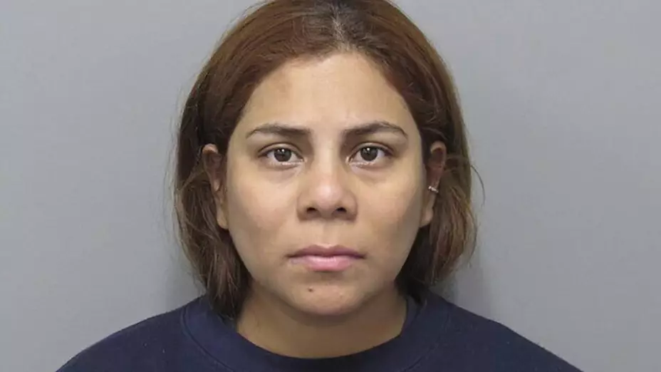 Mujer es condenada por dejar morir a su hija de 16 meses