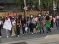 Jóvenes caminan en grupo durante la marcha del 25N