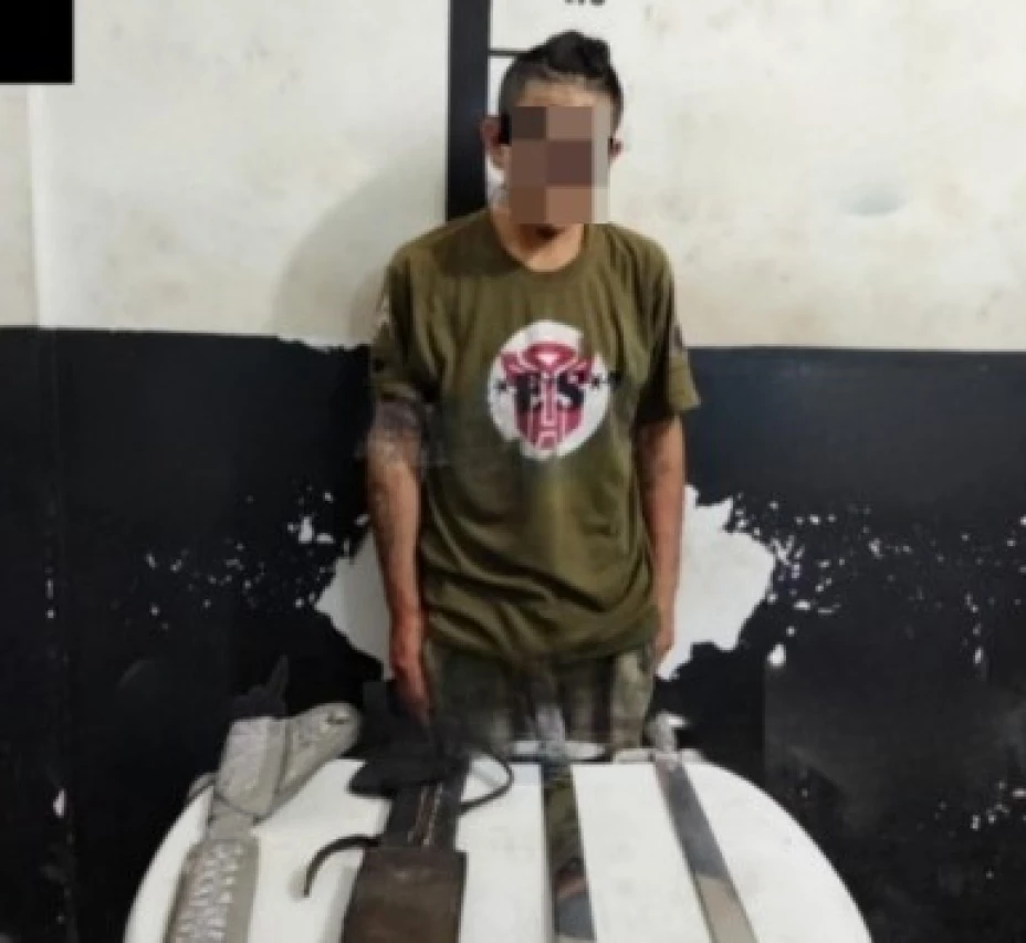 FOTO Intenta robar machetes de plata y es encarcelado