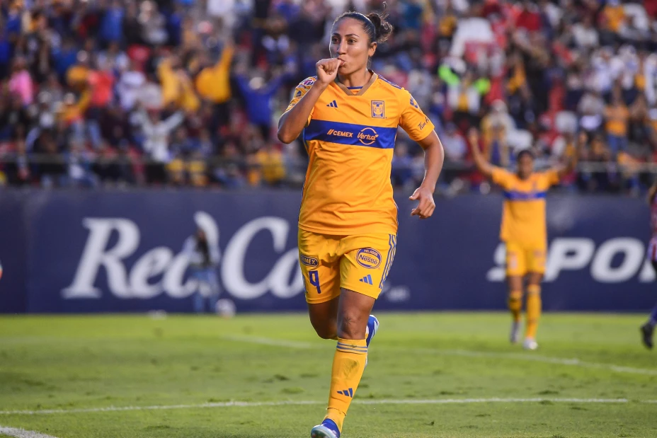 Stephany mayor festeja gol con Tigres Femenil