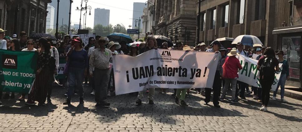 Marchan profesores y alumnos de la UAM para que se reinicien las clases