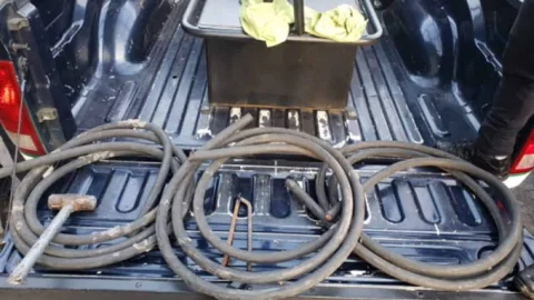 Policías detuvieron a dos personas ajenas a las vías al intentar robar cable del Metro CDMX en la estación Consulado de la Línea 5.