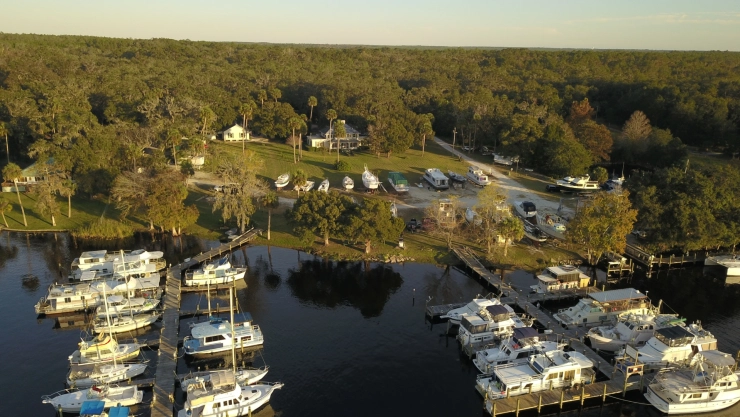 Vista aérea de una ciudad de Florida a la vera del lago, con su respectiva vegetación y los barquitos en los muelles