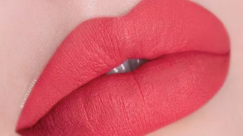 Labios coral neón que serán virales este verano