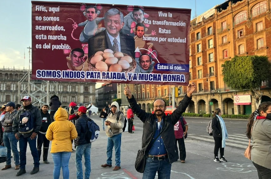 marcha de AMLO asistentes carteles