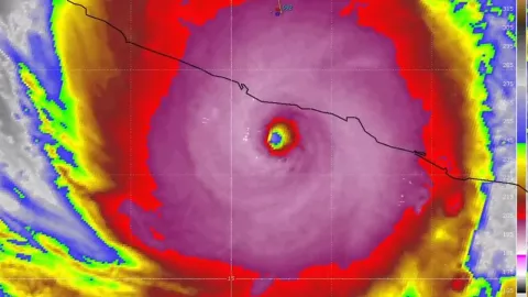 ¡Sigue la trayectoria de un huracán desde tu celular!