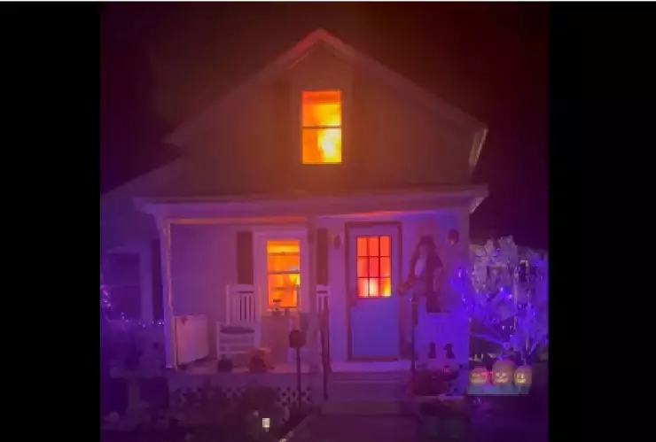 Decoración de Halloween es tan realista en vivienda de NY asusta a los vecinos; video