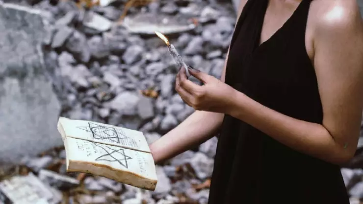 Mujer recurre a ritual satánico para terminar con la vida de su gemela en Reino Unido.