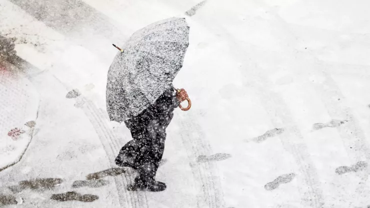 persona caminando en una calle cubierta de nieve