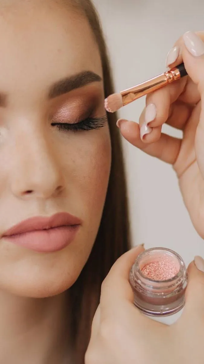 Levantar ojos con sombras y delineado