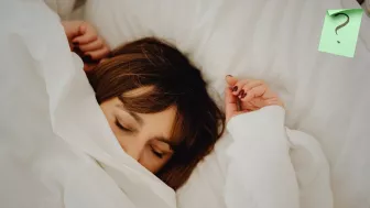 La psicología explica cómo es la personalidad de quienes duermen con los brazos hacia arriba.jpg