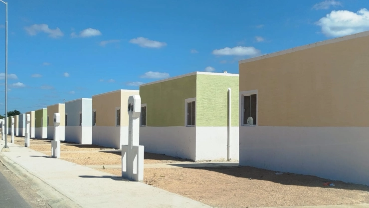 El gobernador Huacho Díaz Mena anunció la construcción de casas sociales en 54 municipios de Yucatán