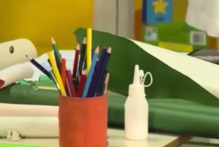 Materiales de papelería sobre una mesa