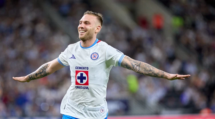 Rodolfo Rotonid, jugador de Cruz Azul, festeja gol ante Rayados