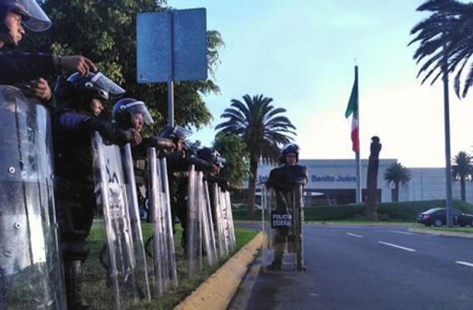 Los elementos de Seguridad Pública resguardan los accesos al aeropuerto