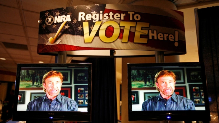 Chuck Norris transmite un mensaje para la Asociación Nacional del Rifle (NRA) en pantallas de televisión durante la conferencia de Acción Política Conservadora (CPAC) en Washington, el 10 de febrero de 2011.