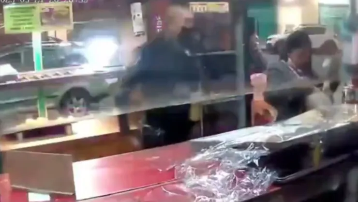 VIDEO | Graban a policía robando presuntamente la cartera de una mujer en tienda de Tlaxcala