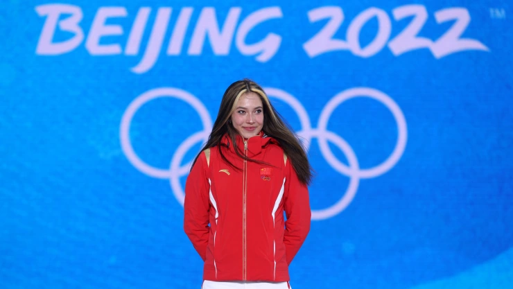 Es la deportista que está en boca de todos apenas a sus 18 años, sobre todo después de los Juegos Olímpicos de Invierno 2022, en donde obtuvo tres medallas: oro en halfpipe y big air y plata en slopestyle. Gu nació en San Francisco pero participa internacionalmente para China. Además es modelo y su imagen, que refleja independencia y poder, inspira a millones de mujeres en el mundo.