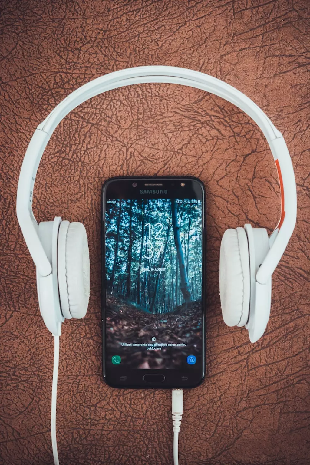 celular con música y audífonos