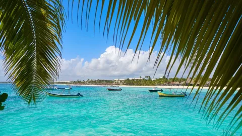 Akumal, en Quintana Roo, ofrece playas seguras y calmas, perfectas para nadar con los niños y observar tortugas marinas.