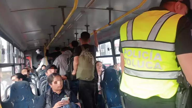 Control policial en transporte público de Toluca.jpeg
