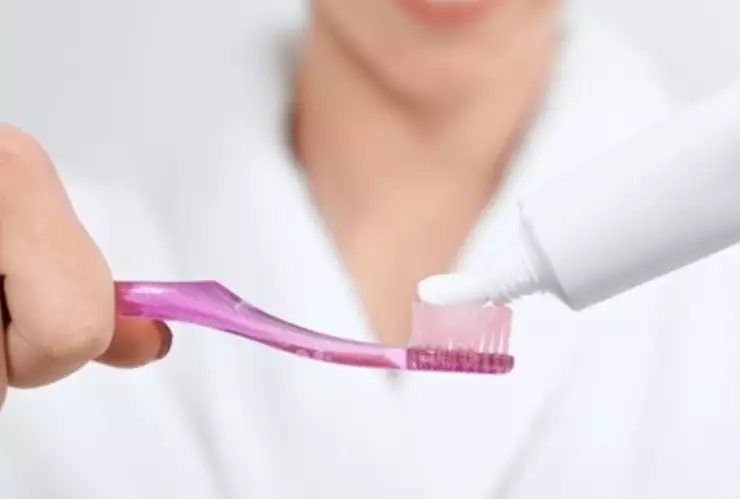 Hallan cepillo de dientes eléctrico en los intestinos de un niño