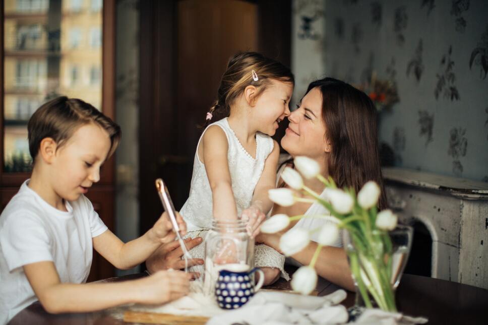 madre feliz con sus hijos