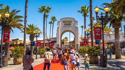 una vista de la entrada al Universal por fuera