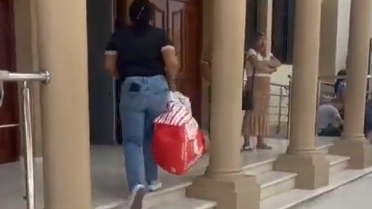 Mujer tira los restos de su hija en las oficinas de la Fiscalía de Higuey para exigir justicia